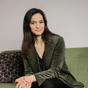 Diana-Boettcher-sitzend_quad_960x960